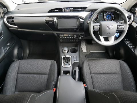 トヨタ　新型ハイラックス　ピックアップトラック　新車　エコカー減税　LINE-X　塗装　スプレーオンベッドライナー　ディーゼル (10)